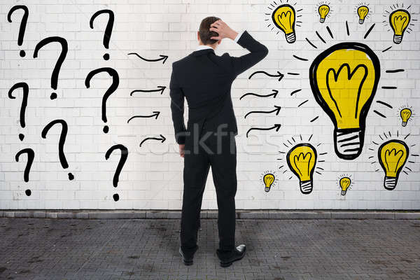 Por que não tenho o resultado esperado, na minha rede indoor? 1 8355831 stock photo confused businessman looking at question marks and light bulbs